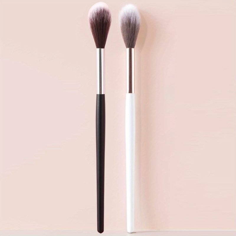 Peekingoose - Radiance Revealed Series: Exclusive Tapered Highlighter Brush