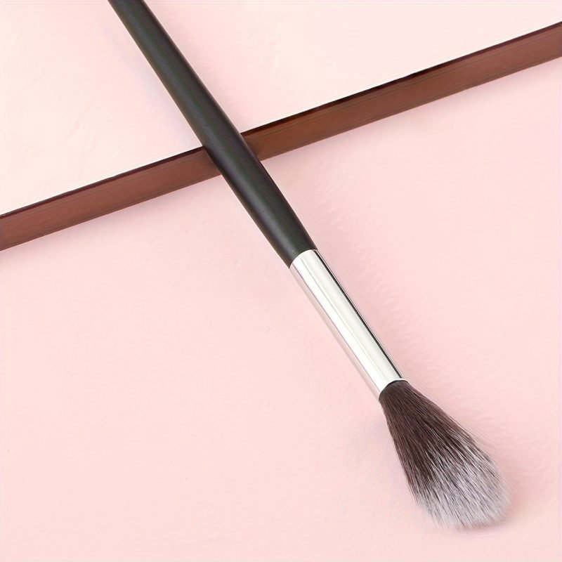 Peekingoose - Radiance Revealed Series: Exclusive Tapered Highlighter Brush