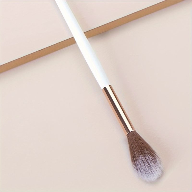Peekingoose - Radiance Revealed Series: Exclusive Tapered Highlighter Brush