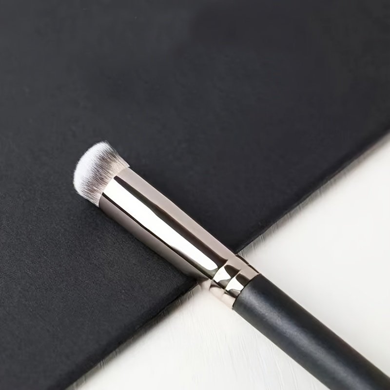 High-quality synthetic fibers concealer brush